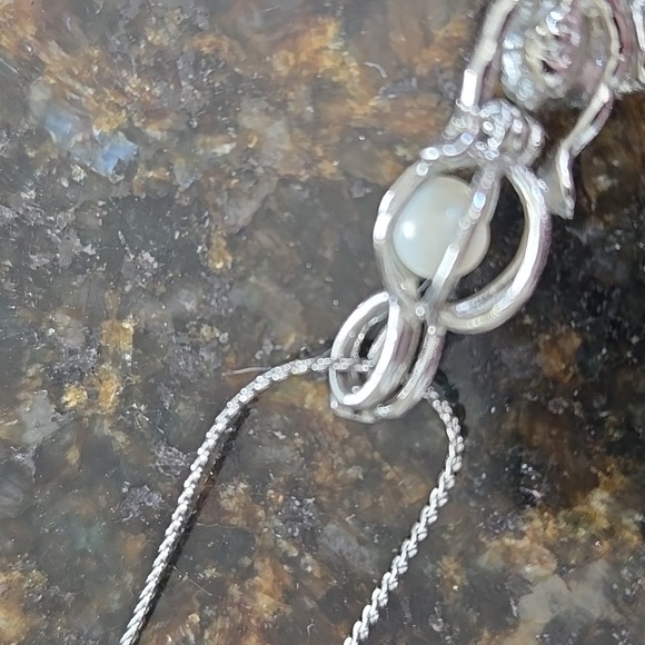 A necklace of a mermaid holding a freshwater pearl - Picture 3 of 4